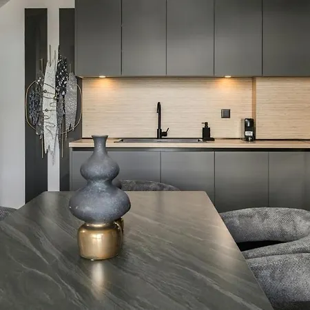 Royal Maisonette By The Sea *